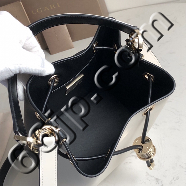 ブルガリバッグ着用イメージ